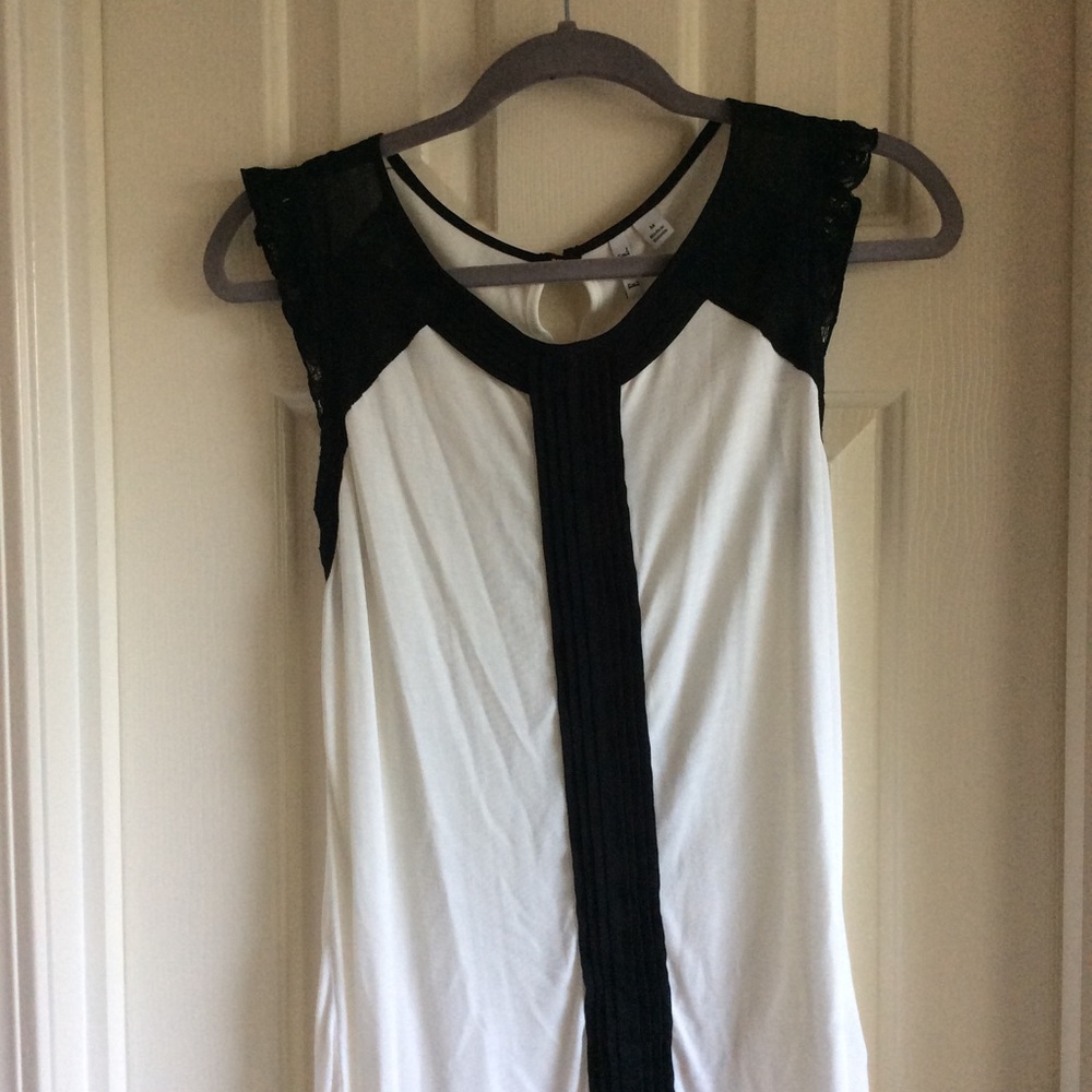 Detailed short-sleeve tank.
